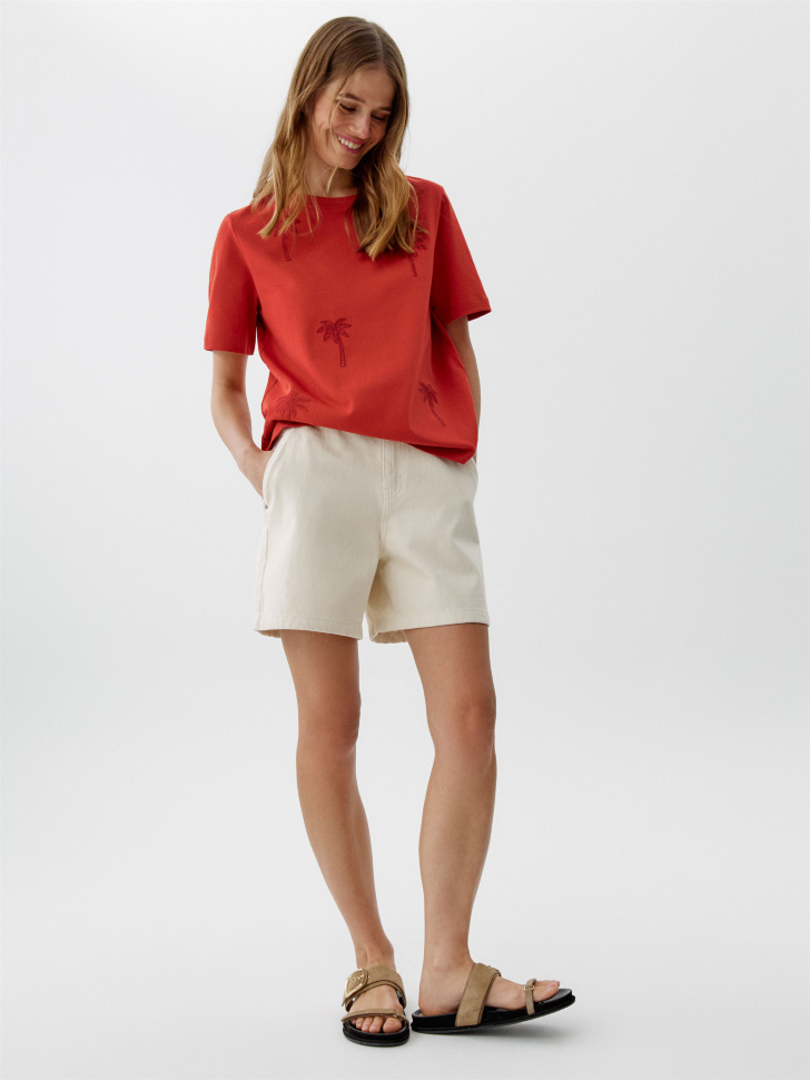 футболка с вышивкой прямого кроя от бренда sela вид слева