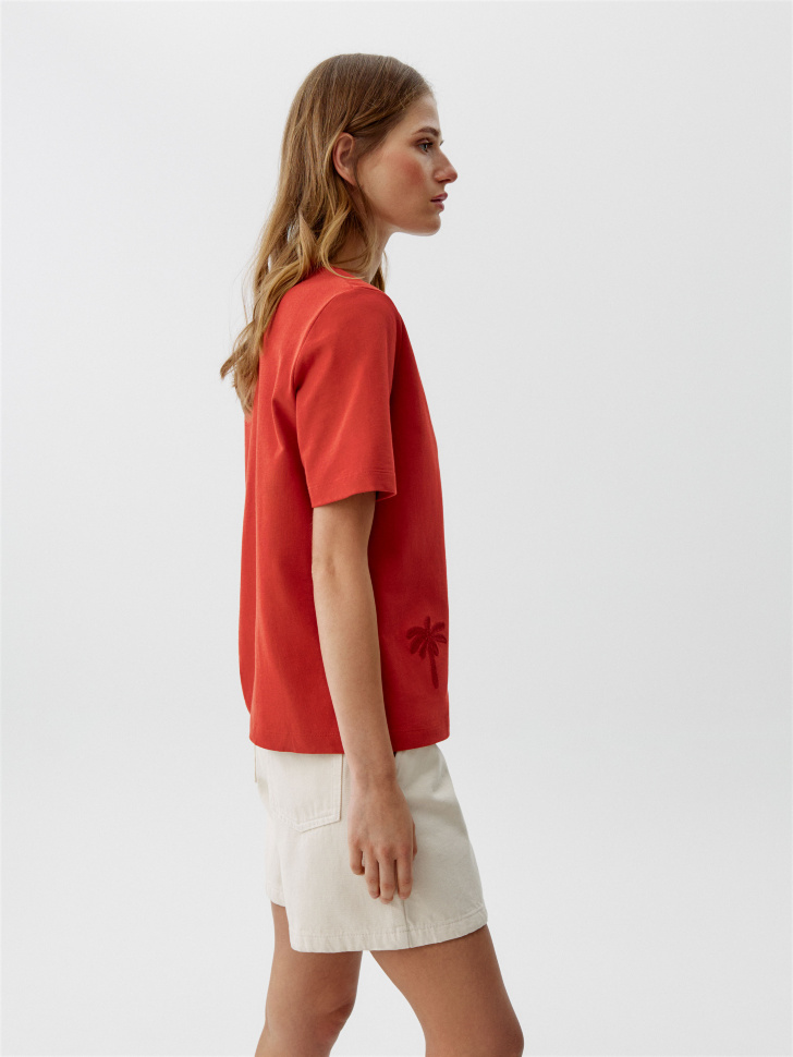 футболка с вышивкой прямого кроя из россии вид сбоку