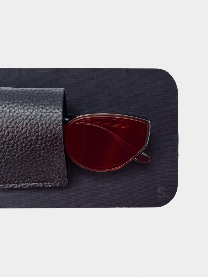 солнцезащитные очки в фигурной оправе от бренда sela вид слева