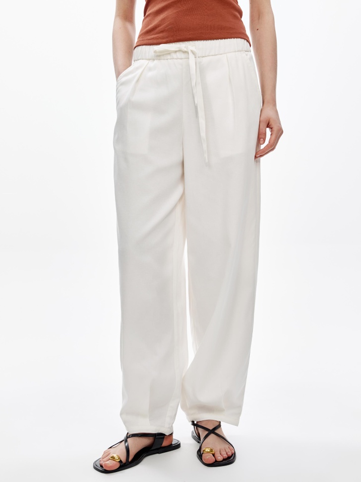 укороченные объемные брюки из тенселя и хлопка от бренда sela вид слева