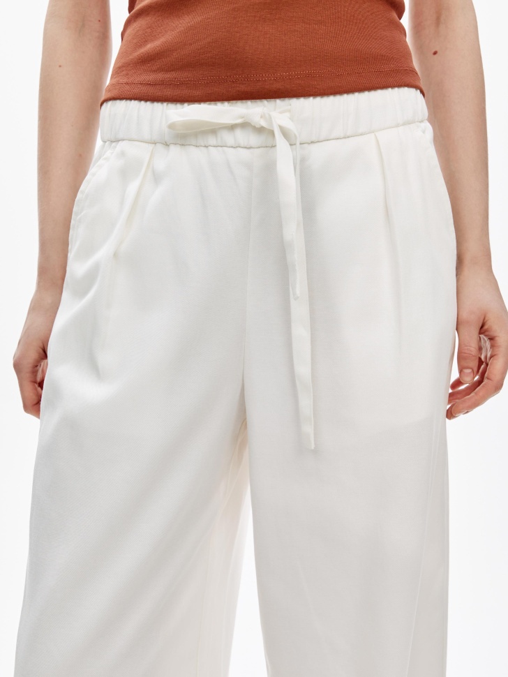 укороченные объемные брюки из тенселя и хлопка из россии вид сбоку