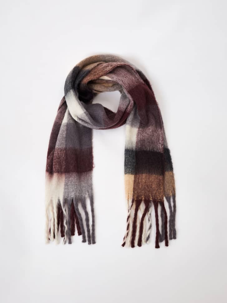 

Объемный шарф в клетку для девочек