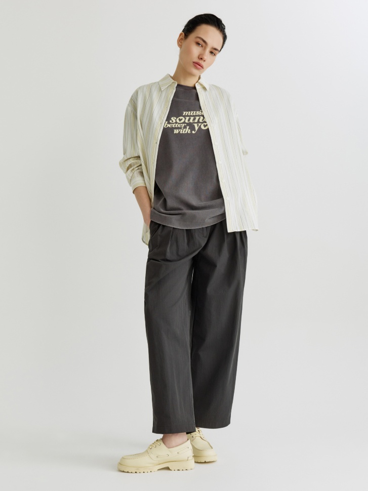 футболка оверсайз с принтом и патчем от бренда sela вид слева