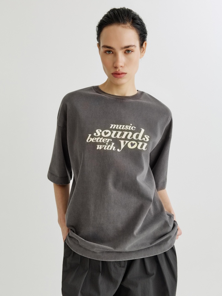 футболка оверсайз с принтом и патчем по цене 1999 руб вид справа