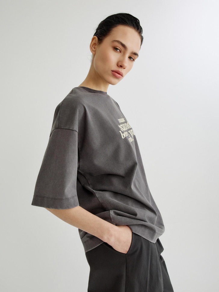 футболка оверсайз с принтом и патчем из россии вид сбоку