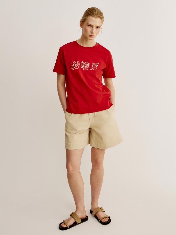 футболка с вышивкой прямого кроя от бренда sela вид слева