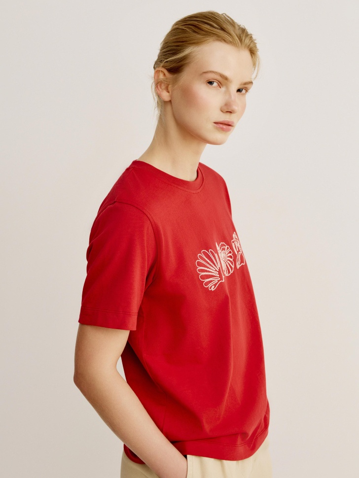 футболка с вышивкой прямого кроя по цене 1999 руб вид справа