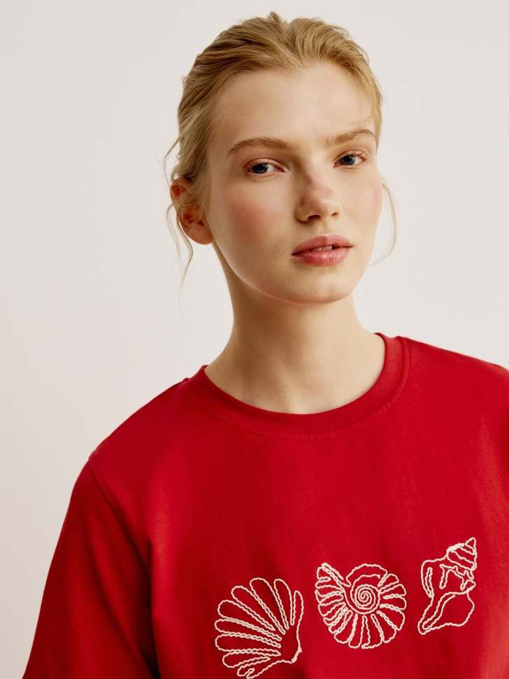 футболка с вышивкой прямого кроя из россии вид сбоку