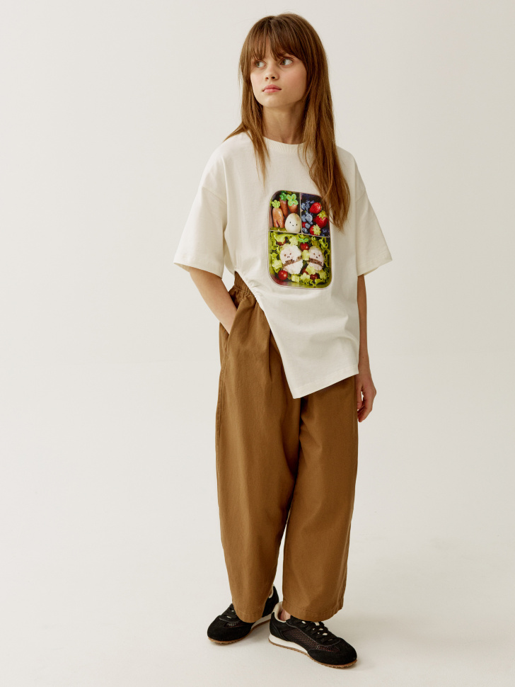 футболка с асимметричным низом для девочек из коллекции art people с авророй ефимовой от бренда sela вид слева