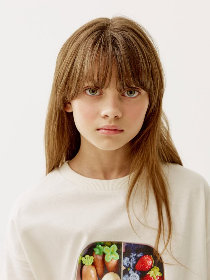 футболка с асимметричным низом для девочек из коллекции art people с авророй ефимовой по цене 1499 руб вид справа