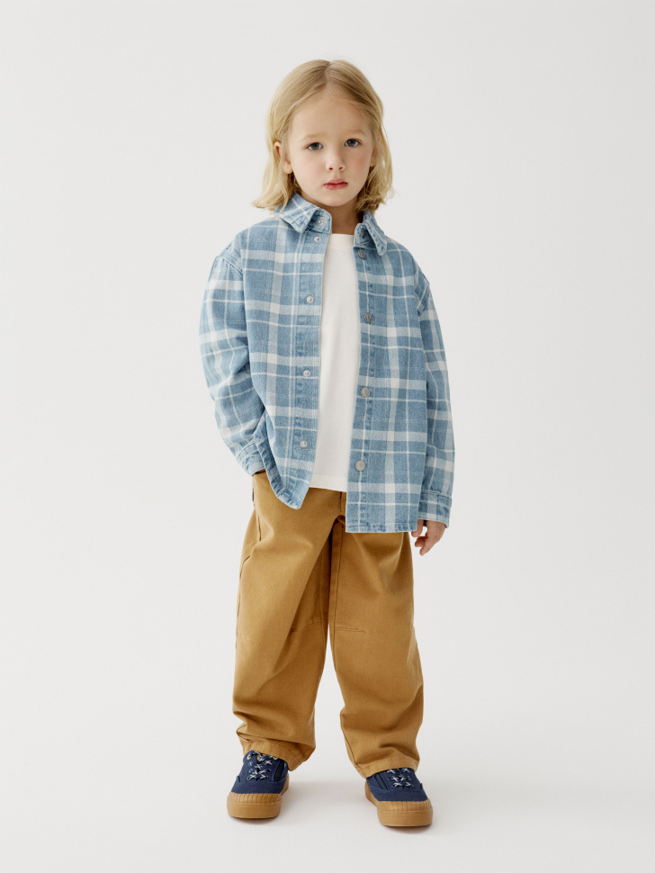 джинсовая рубашка в клетку для мальчиков от бренда sela вид слева