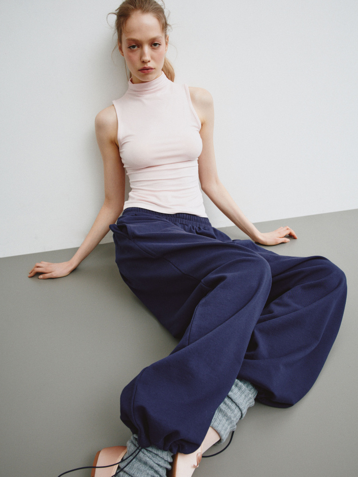 трикотажные брюки с утяжками по низу из линейки  young от бренда sela вид слева