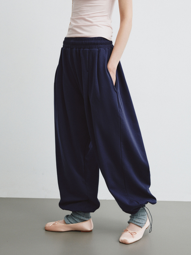 трикотажные брюки с утяжками по низу из линейки  young по цене 3999 руб вид справа