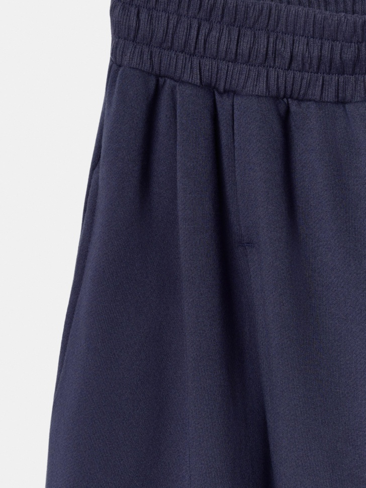 трикотажные брюки с утяжками по низу из линейки  young универсального стиля с лицевой стороны