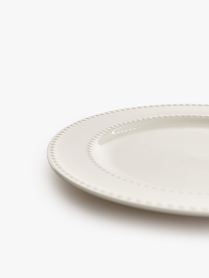 обеденная тарелка из костяного фарфора от бренда sela вид слева