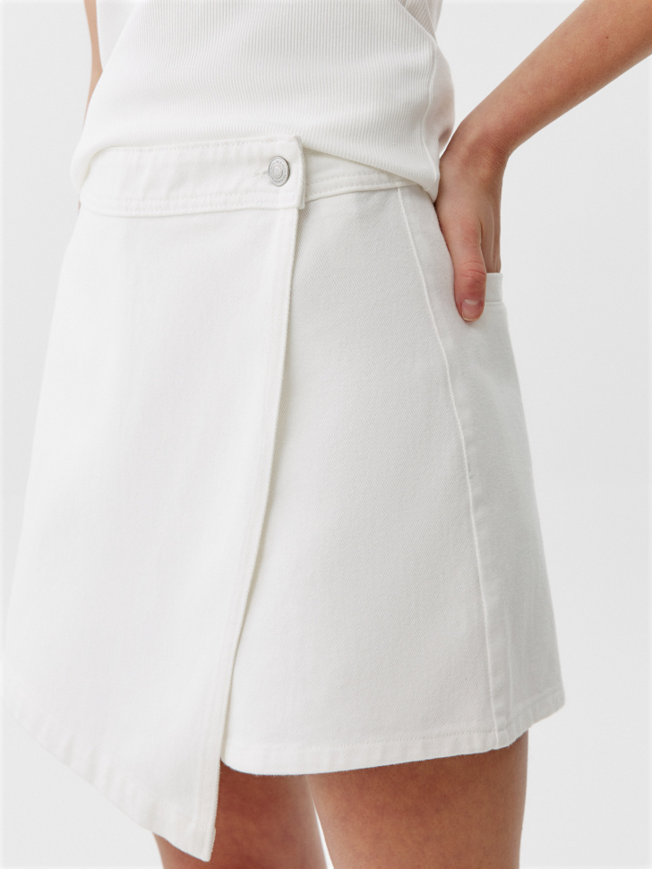 джинсовая мини юбка-шорты с запахом по цене 2799 руб вид справа