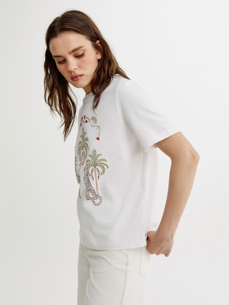 футболка с вышивкой прямого кроя из россии вид сбоку