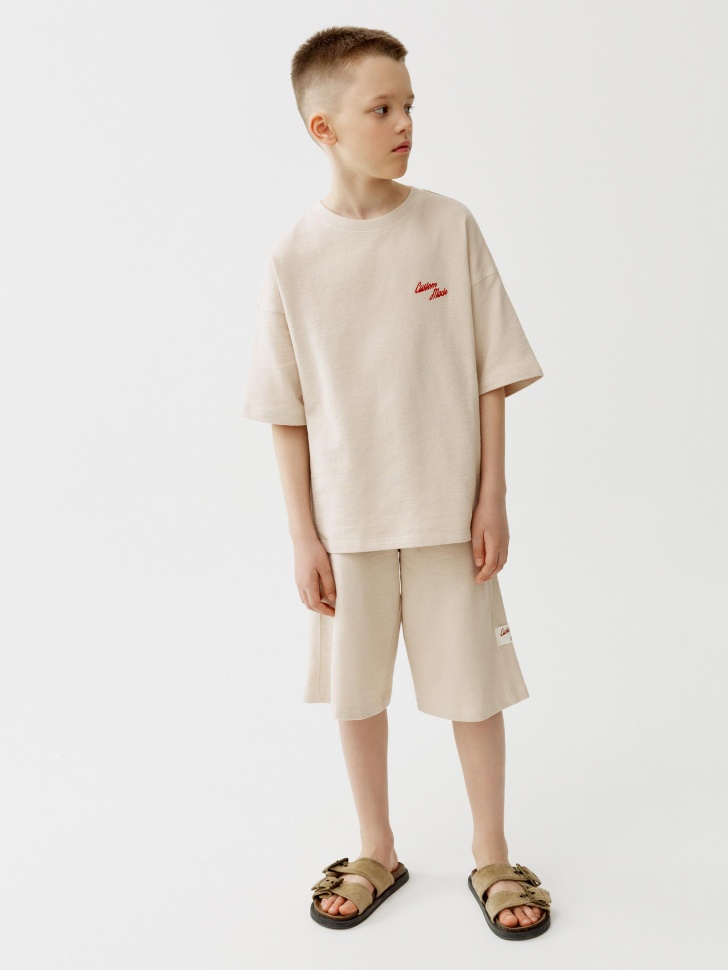 удлиненные трикотажные шорты для мальчиков от бренда sela вид слева