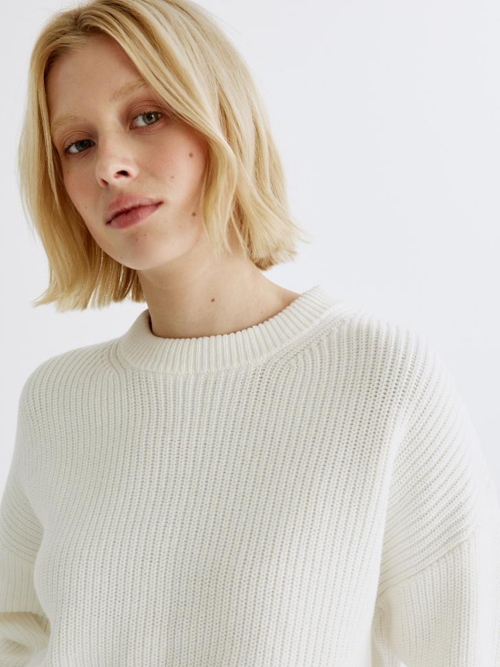 базовый вязаный джемпер оверсайз из хлопка спереди