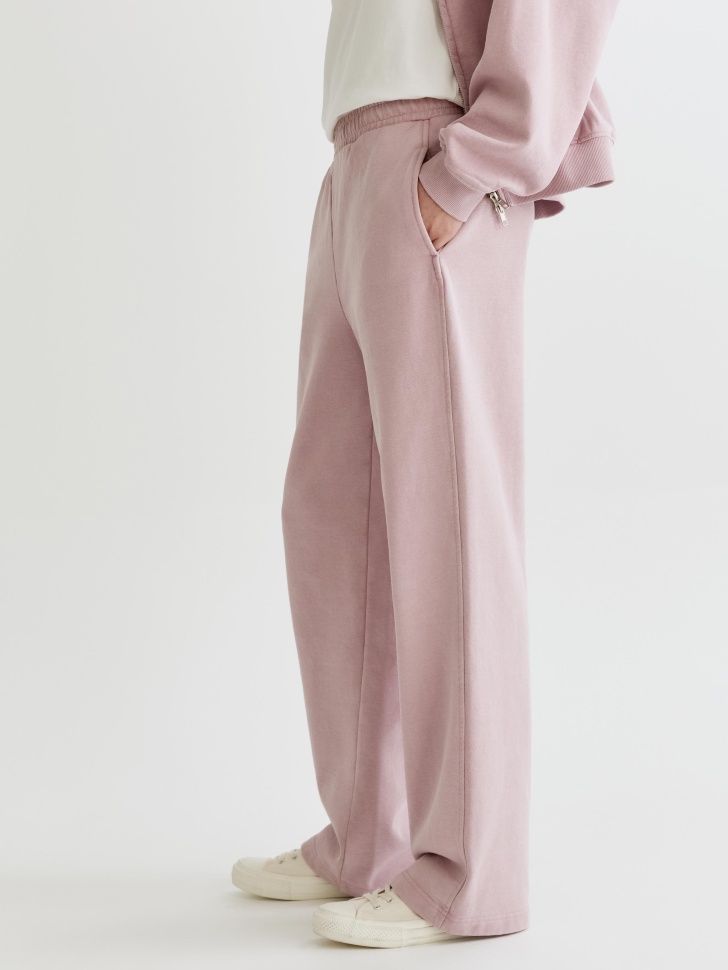 брюки из футера с кислотной стиркой по цене 3599 руб вид справа