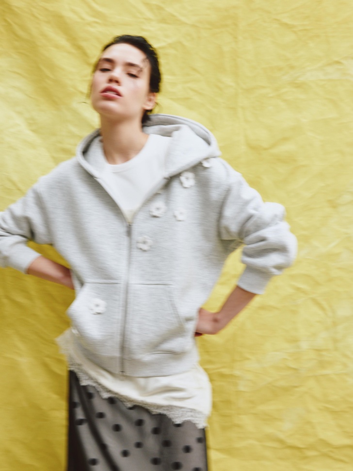 худи на молнии с цветочным декором от бренда sela вид слева