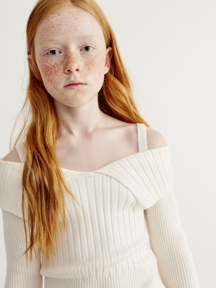 джемпер с открытыми плечами для девочек от бренда sela вид слева