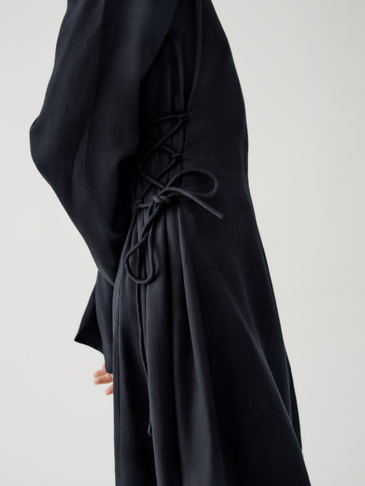 платье из сатиновой вискозы со шнуровкой для девочек от бренда sela вид слева