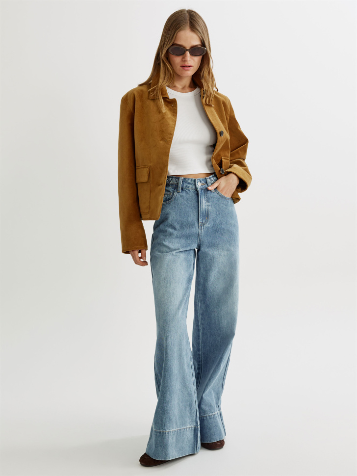 укороченный приталенный топ в рубчик от бренда sela вид слева