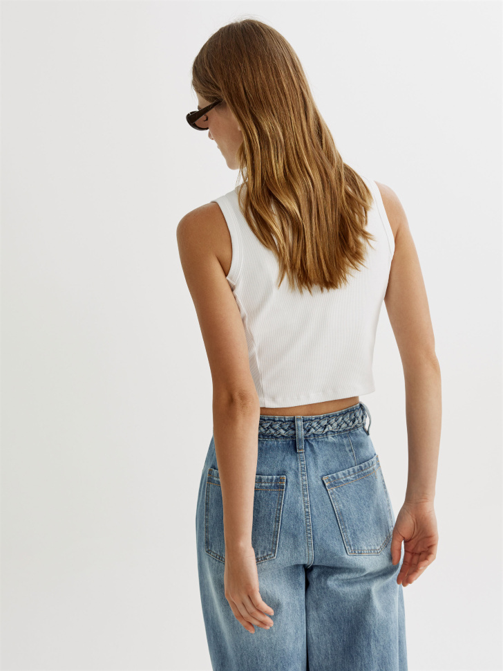 укороченный приталенный топ в рубчик по цене 999 руб вид справа