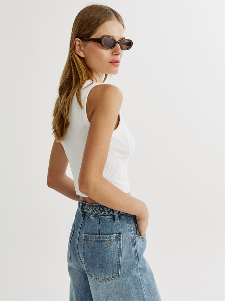 укороченный приталенный топ в рубчик из россии вид сбоку