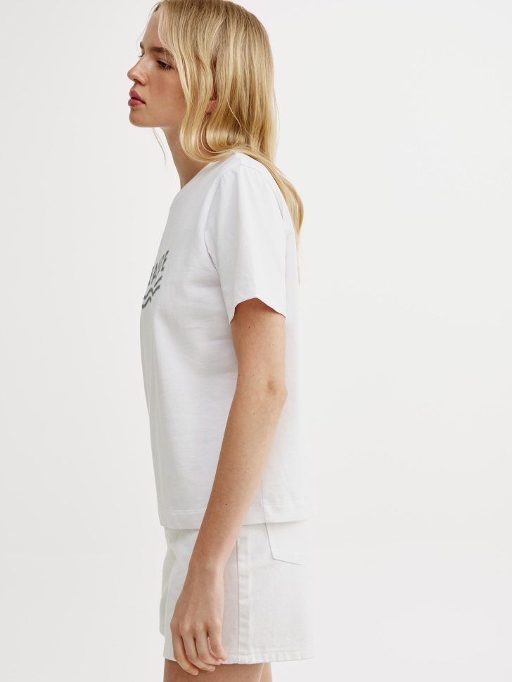 футболка с принтом прямого кроя из россии вид сбоку