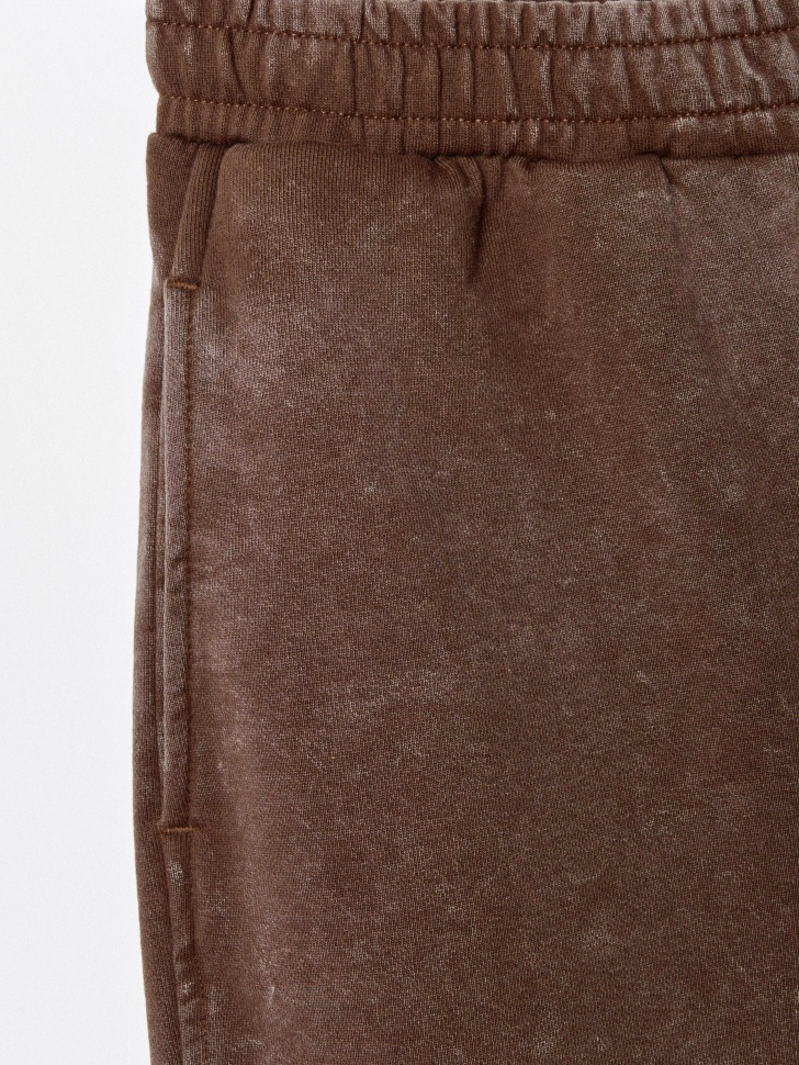 брюки из футера с кислотной стиркой из футера спереди