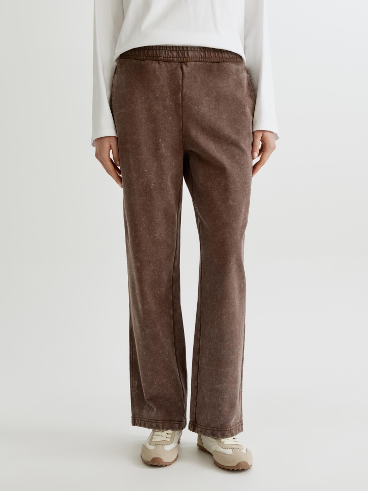 брюки из футера с кислотной стиркой от бренда sela вид слева