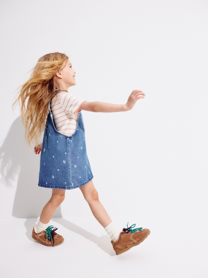 джинсовый сарафан с принтом для девочек от бренда sela вид слева