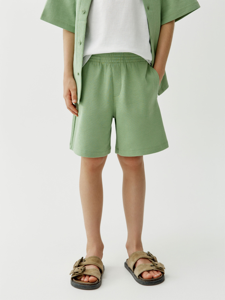 шорты из фактурного трикотажа для мальчиков от бренда sela вид слева