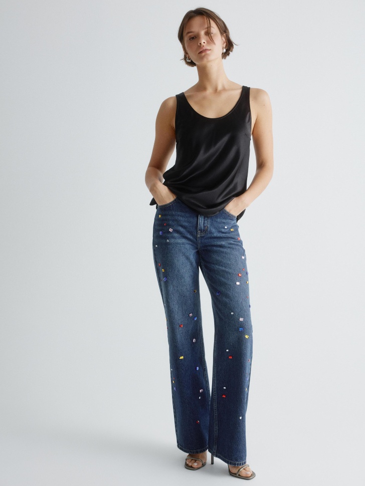 джинсы straight с декором из камней 4610517373298 по акции