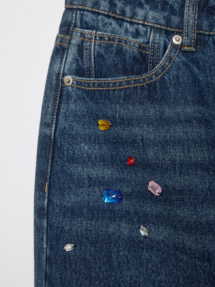 джинсы straight с декором из камней 4610517373298 со скидкой