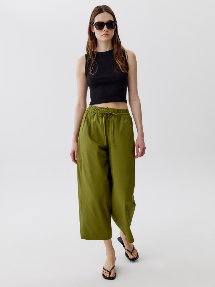 укороченный приталенный топ в рубчик от бренда sela вид слева