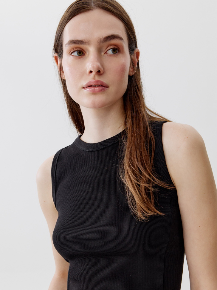 укороченный приталенный топ в рубчик по цене 999 руб вид справа