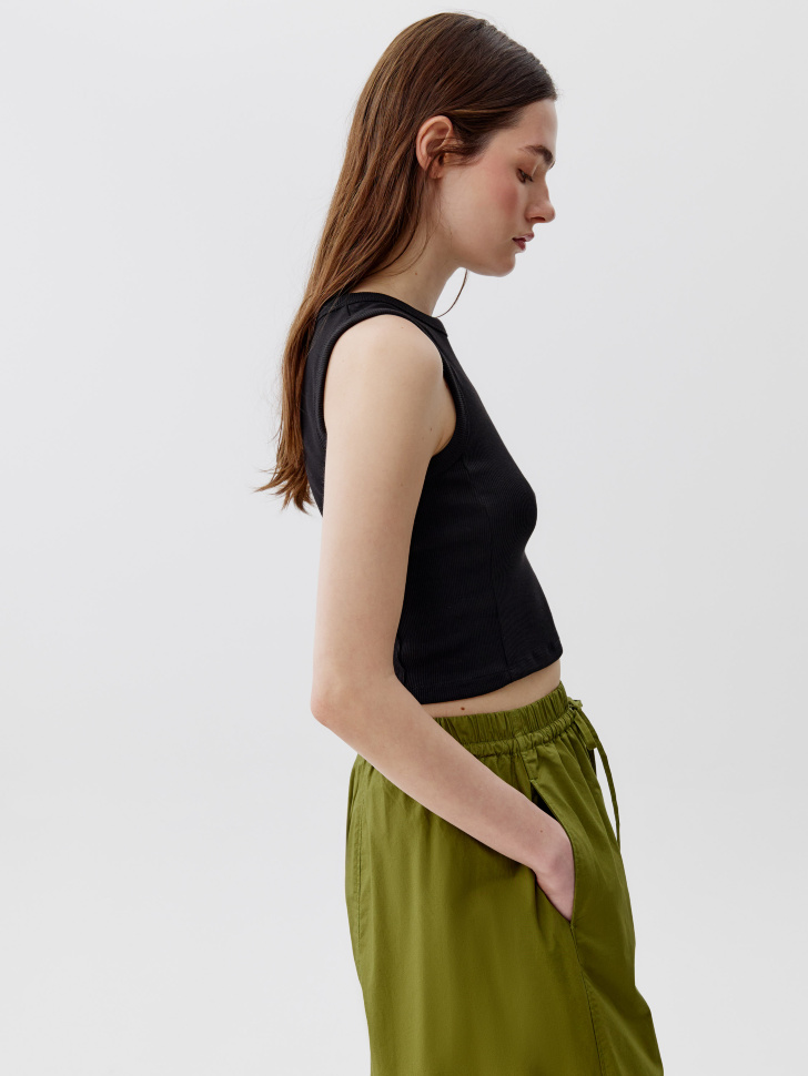 укороченный приталенный топ в рубчик из россии вид сбоку