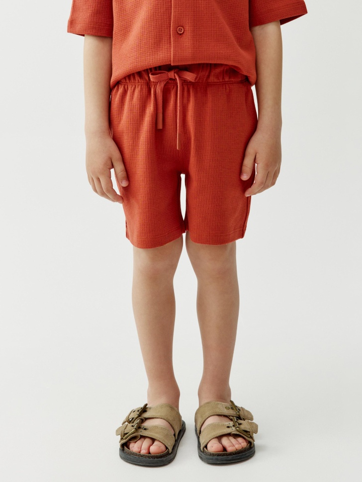 шорты из фактурного трикотажа для мальчиков от бренда sela вид слева