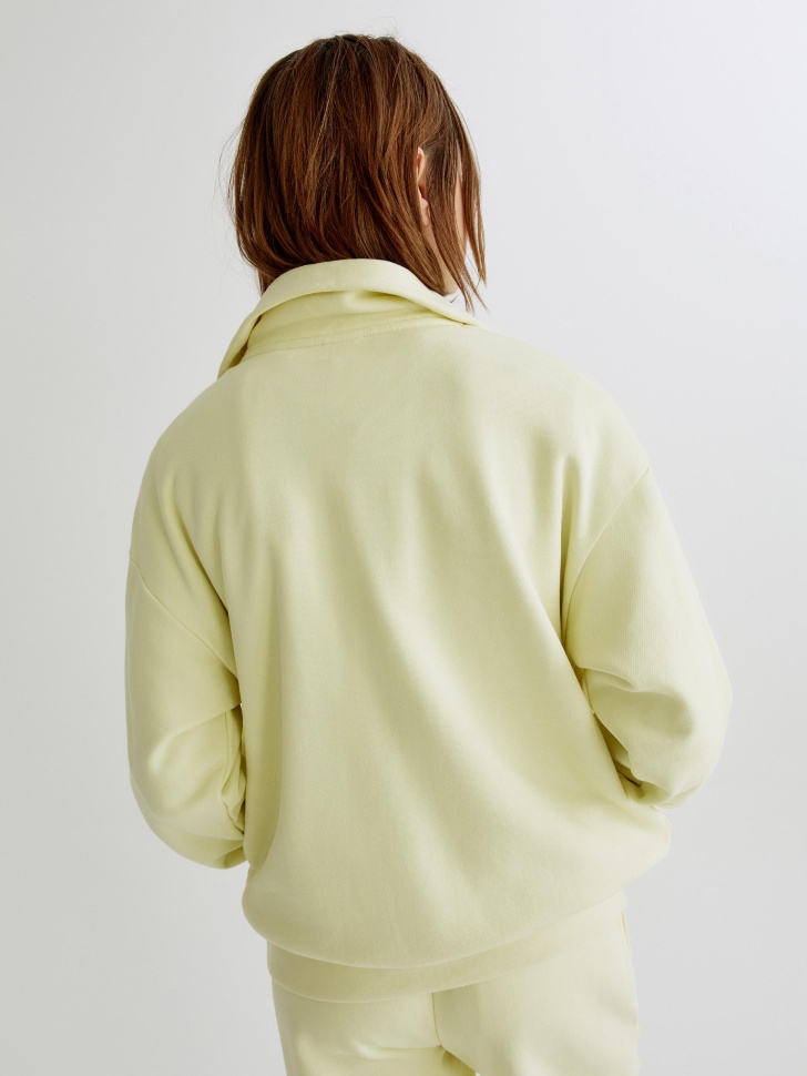 свитшот оверсайз с воротником на молнии по цене 3799 руб вид справа