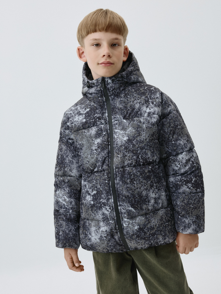 

Демисезонная куртка со светоотражающим принтом для мальчиков