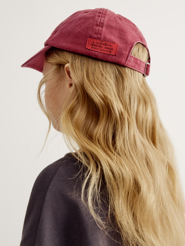 джинсовая бейсболка для девочек из коллекции art people с «обществом юных архитекторов» от бренда sela вид слева