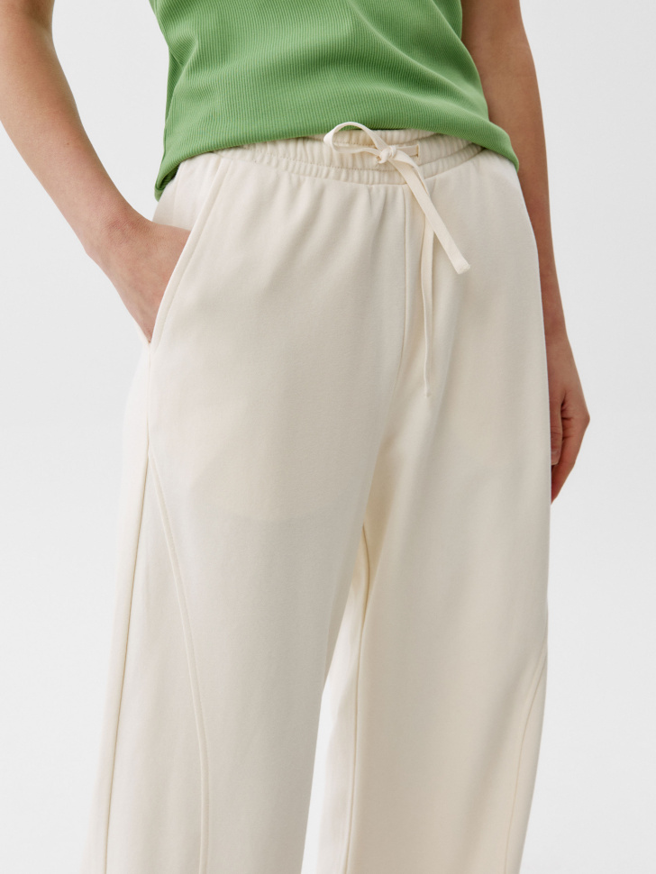 брюки прямые из футера от бренда sela вид слева