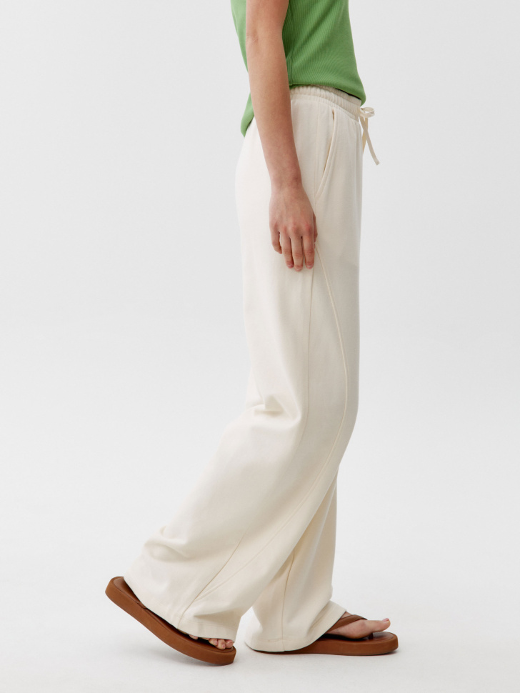 брюки прямые из футера по цене 2599 руб вид справа