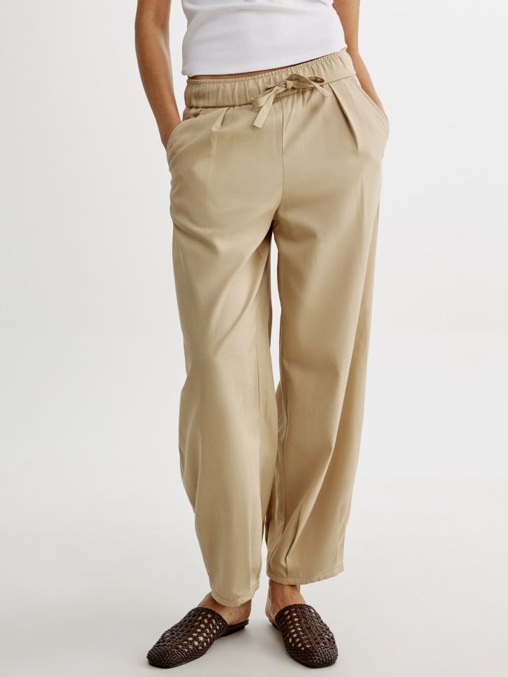 укороченные объемные брюки из тенселя и хлопка от бренда sela вид слева