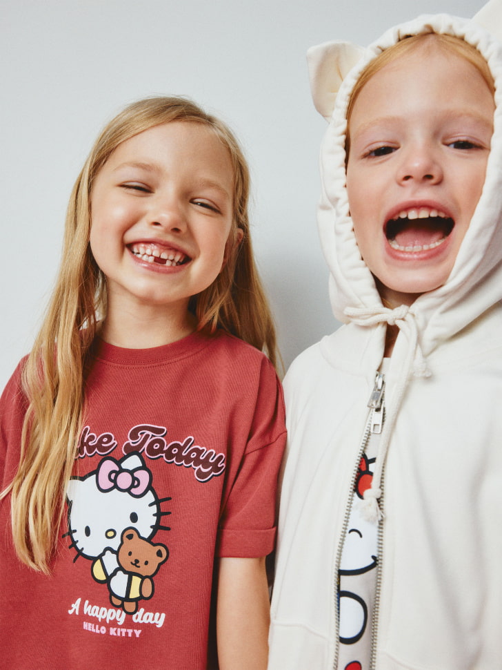 Футболка с принтом Hello Kitty для девочек. Фото №3
