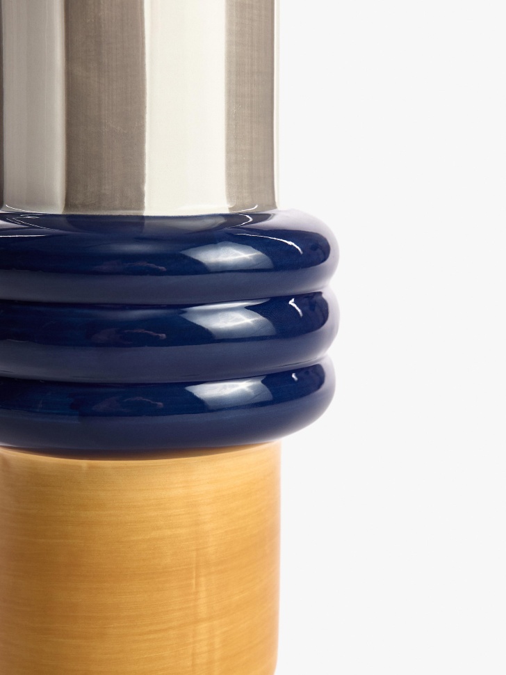 ваза из фарфора по цене 2299 руб вид справа