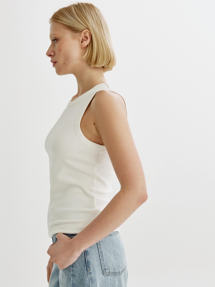 базовый топ в рубчик из хлопка спереди